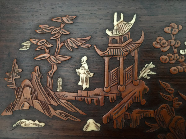 Vietnam Um 1900, Ein Paar Paneele mit Buchsbaum- und Elfenbeinintarsien Dekoriert Mit Lebensszenen.