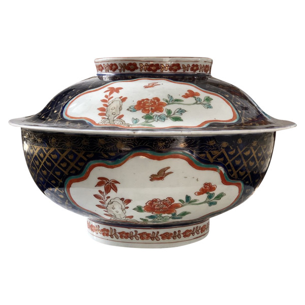 Japon, XIXème Siècle, Fours de Arita, Grande Coupe Couverte en Porcelaine.