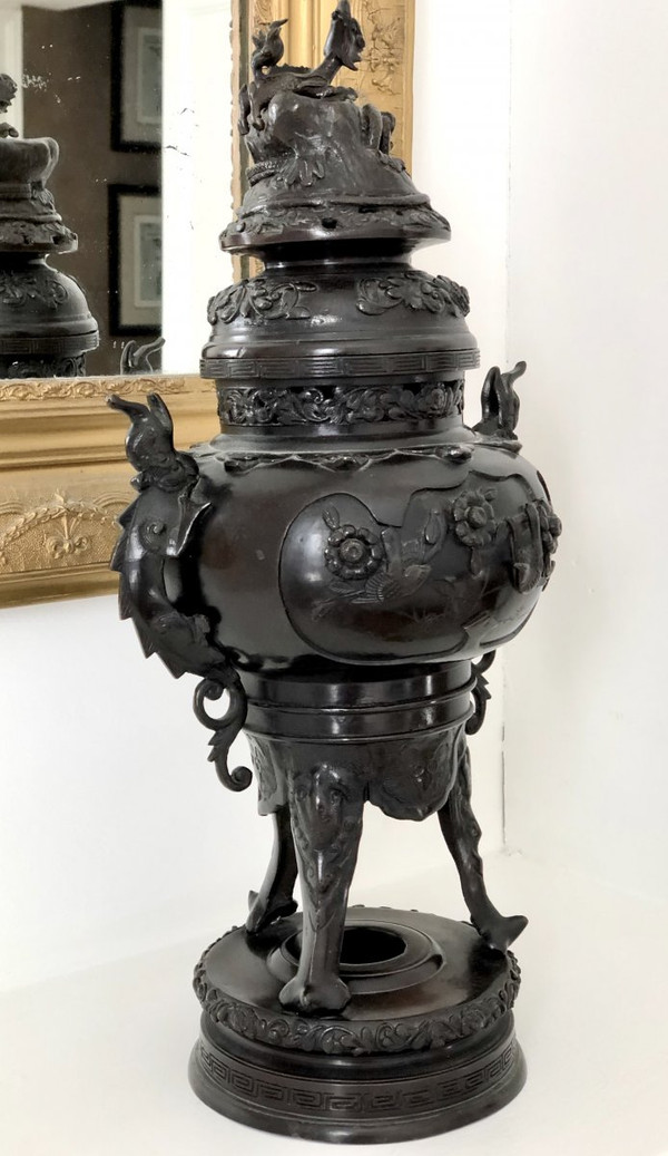 China, XIXth Century, Important Bronze perfume burner decorated with Dragons and Birds.