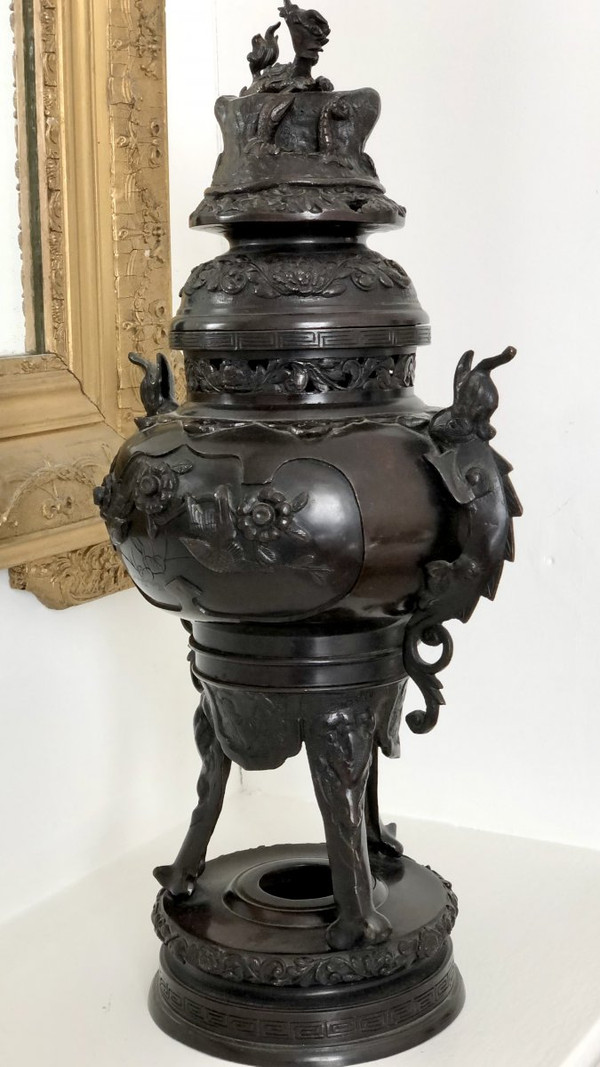 China, XIXth Century, Important Bronze perfume burner decorated with Dragons and Birds.