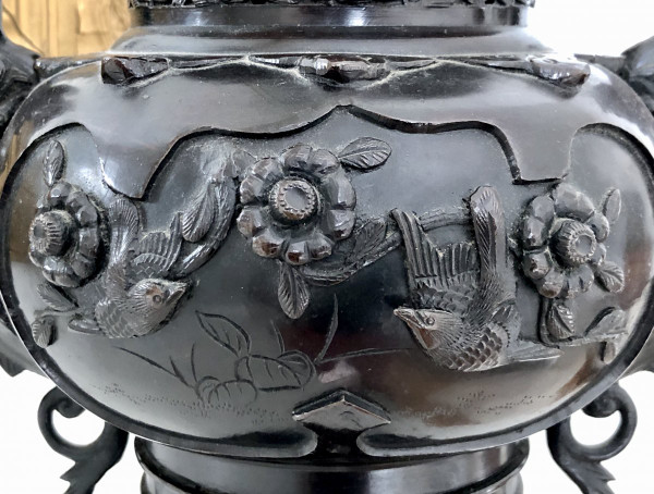 China, XIXth Century, Important Bronze perfume burner decorated with Dragons and Birds.