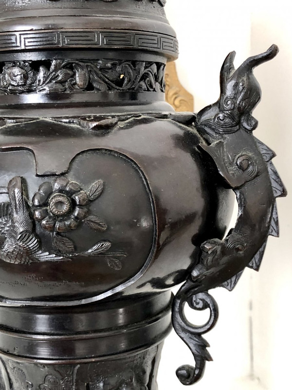 China, XIXth Century, Important Bronze perfume burner decorated with Dragons and Birds.