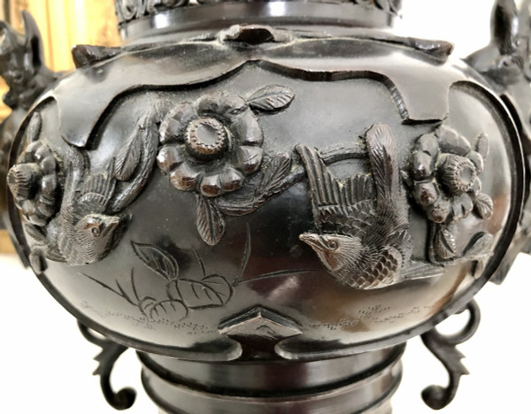 China, XIXth Century, Important Bronze perfume burner decorated with Dragons and Birds.