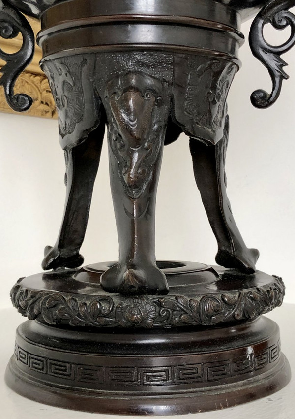 China, XIXth Century, Important Bronze perfume burner decorated with Dragons and Birds.