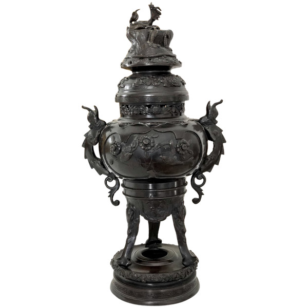 China, XIXth Century, Important Bronze perfume burner decorated with Dragons and Birds.
