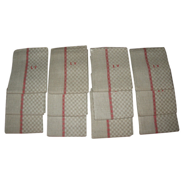 12 strofinacci di lino a scacchi con 3 iniziali LV ricamate in rosso, perfette condizioni