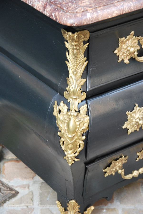 Commode Tombeau Laquée Noir, Bronzes C Couronné Epoque Louis XV