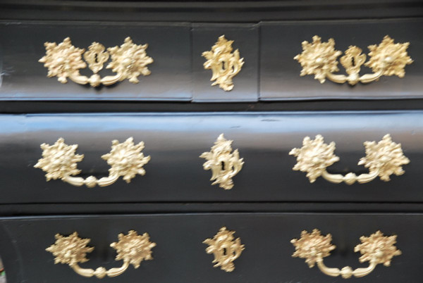 Commode Tombeau Laquée Noir, Bronzes C Couronné Epoque Louis XV