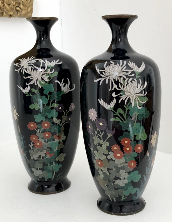 Giappone, ultima decade del XIX secolo, epoca Meiji, Coppia di vasi cloisonné in filo d'argento.