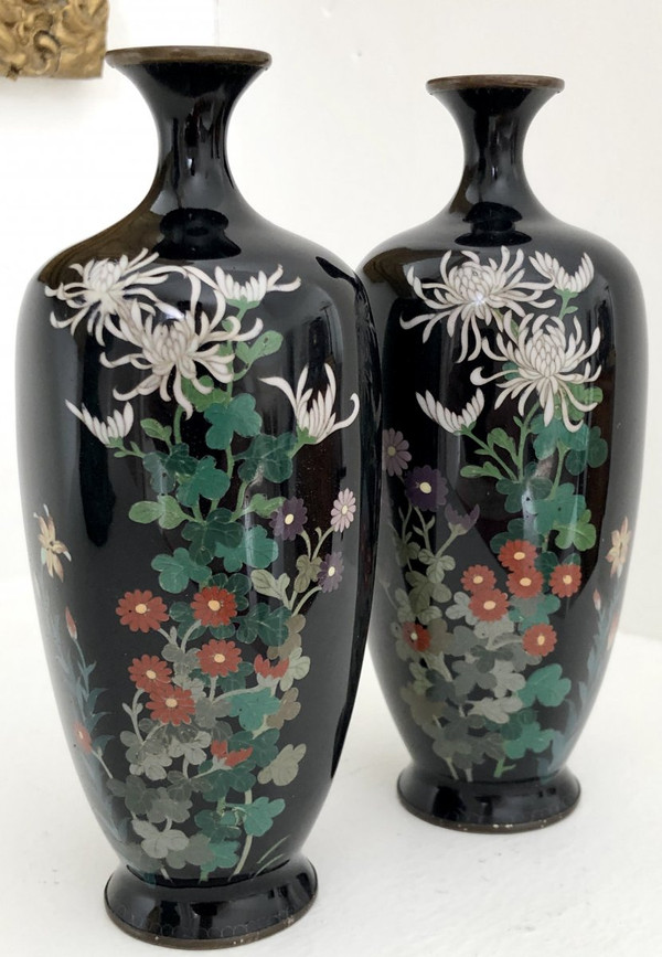 Giappone, ultima decade del XIX secolo, epoca Meiji, Coppia di vasi cloisonné in filo d'argento.