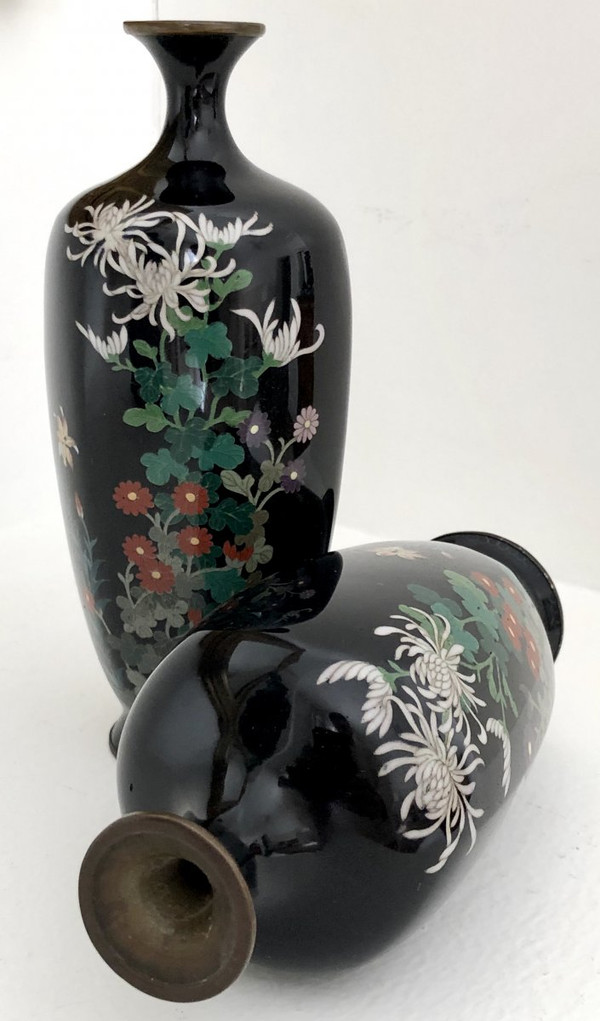 Giappone, ultima decade del XIX secolo, epoca Meiji, Coppia di vasi cloisonné in filo d'argento.