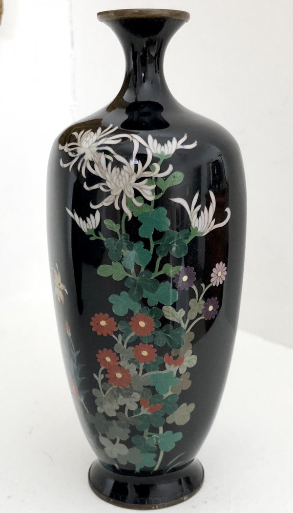 Giappone, ultima decade del XIX secolo, epoca Meiji, Coppia di vasi cloisonné in filo d'argento.