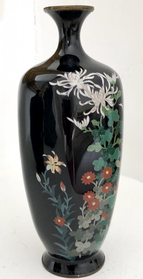 Giappone, ultima decade del XIX secolo, epoca Meiji, Coppia di vasi cloisonné in filo d'argento.