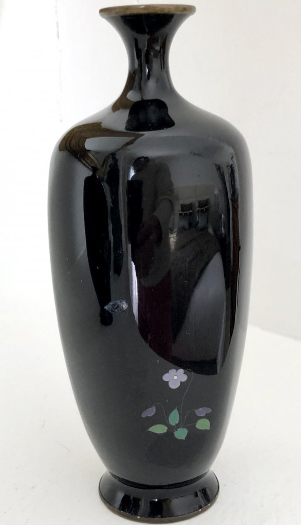 Giappone, ultima decade del XIX secolo, epoca Meiji, Coppia di vasi cloisonné in filo d'argento.