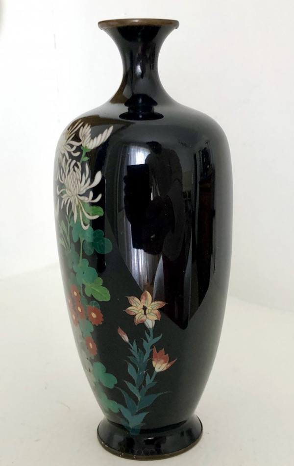 Giappone, ultima decade del XIX secolo, epoca Meiji, Coppia di vasi cloisonné in filo d'argento.