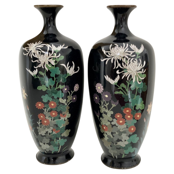 Giappone, ultima decade del XIX secolo, epoca Meiji, Coppia di vasi cloisonné in filo d'argento.