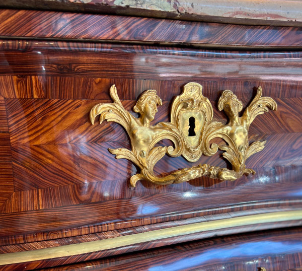 Commode époque Régence Estampillée Hedouin