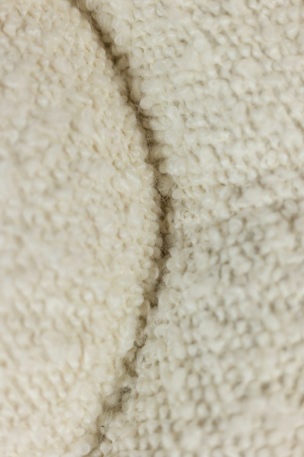 Sitzsack mit weißen Locken, zeitgenössische Arbeit