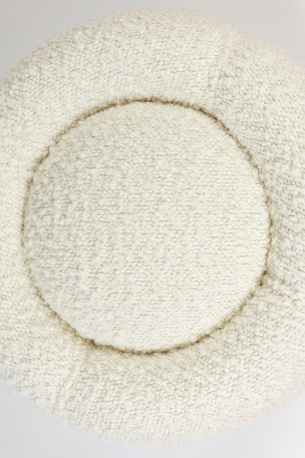 Sitzsack mit weißen Locken, zeitgenössische Arbeit