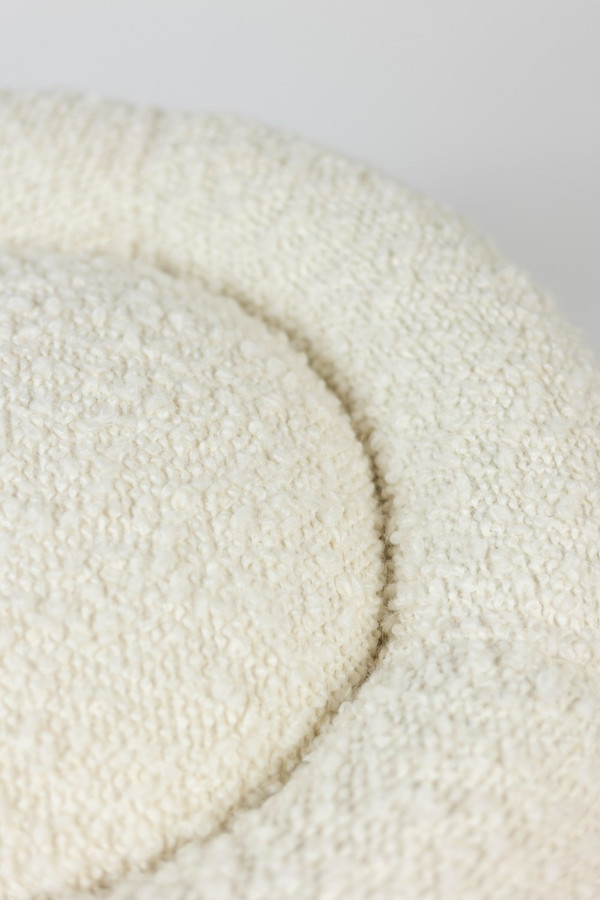 Sitzsack mit weißen Locken, zeitgenössische Arbeit