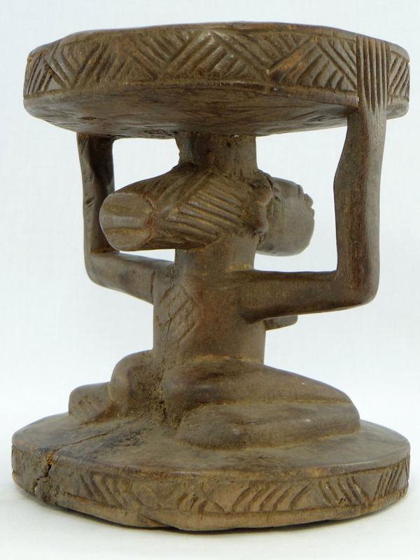 Rep. Dem. Du Congo, popolo Luba/Hemba, Figura femminile scolpita in legno con sede a cariatide.