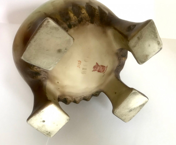 Vase aus österreichischem Porzellan mit der Markierung Wien E V Turn 19.