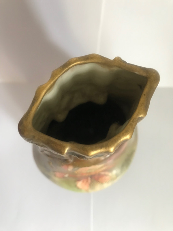 Vase aus österreichischem Porzellan mit der Markierung Wien E V Turn 19.