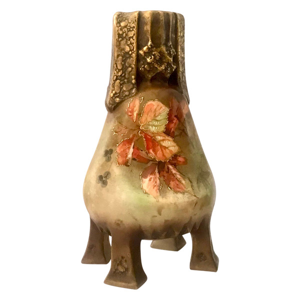 Vase aus österreichischem Porzellan mit der Markierung Wien E V Turn 19.