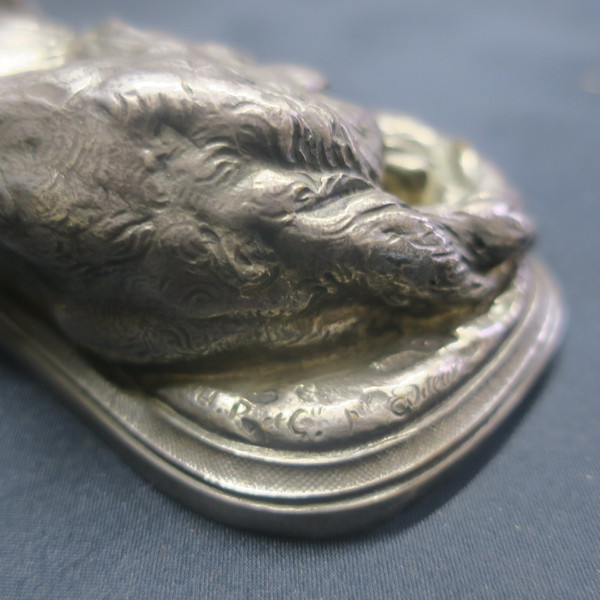 Chien en bronze argenté, signé Hingre