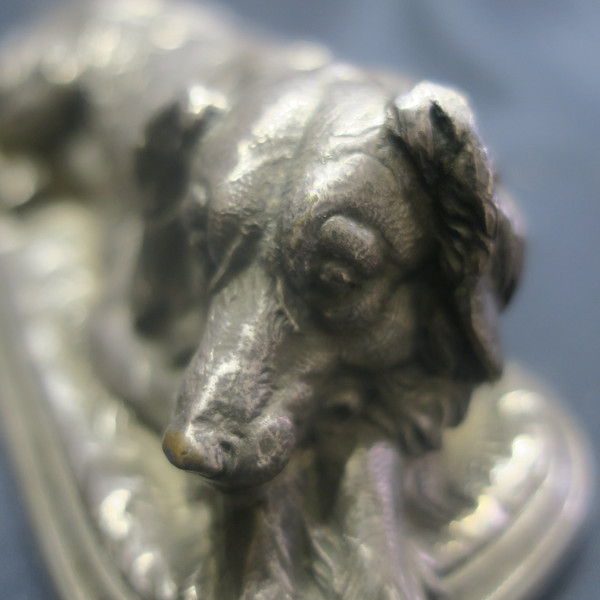 Chien en bronze argenté, signé Hingre