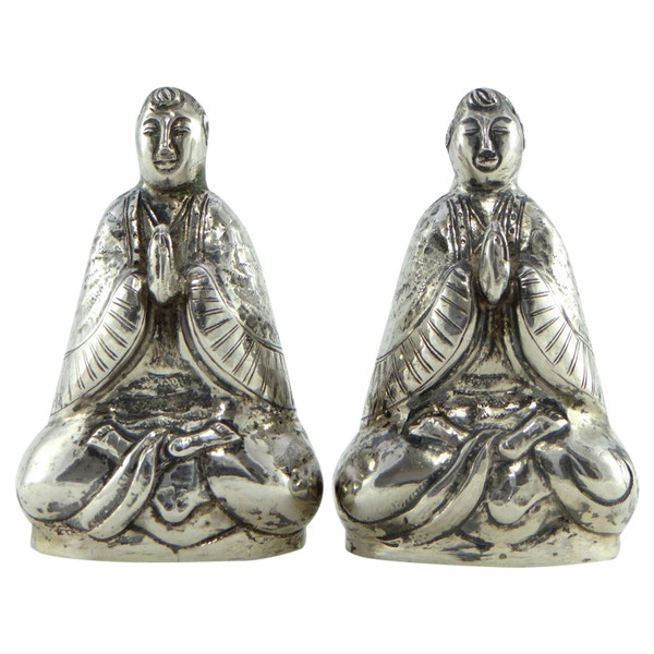 Chine, Milieu Du XXème Siècle, Paire De Salières En Argent Figurant Des Bodhisattva.