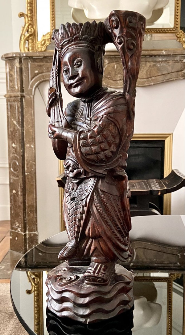 Vietnam, circa 1900, Statua di personaggio di alto rango scolpita in legno.