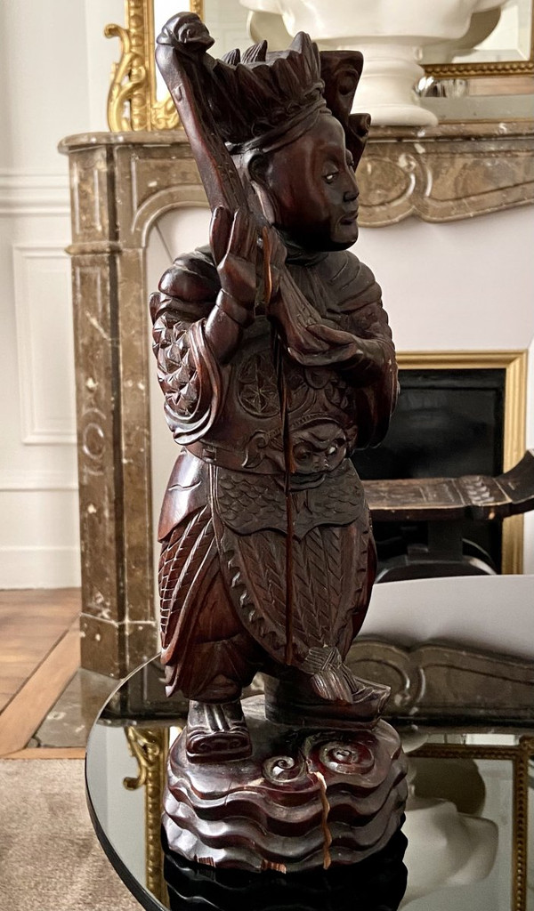 Vietnam, circa 1900, Statua di personaggio di alto rango scolpita in legno.