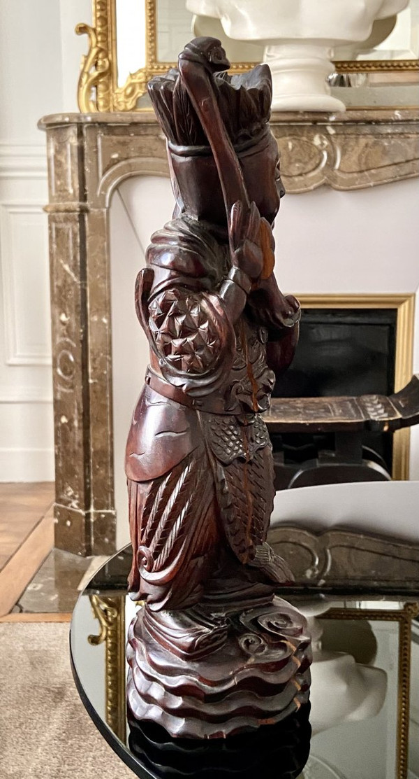 Vietnam, circa 1900, Statua di personaggio di alto rango scolpita in legno.