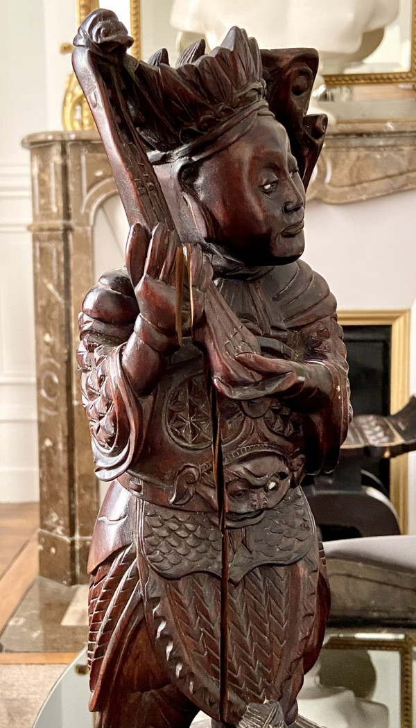 Vietnam, circa 1900, Statua di personaggio di alto rango scolpita in legno.