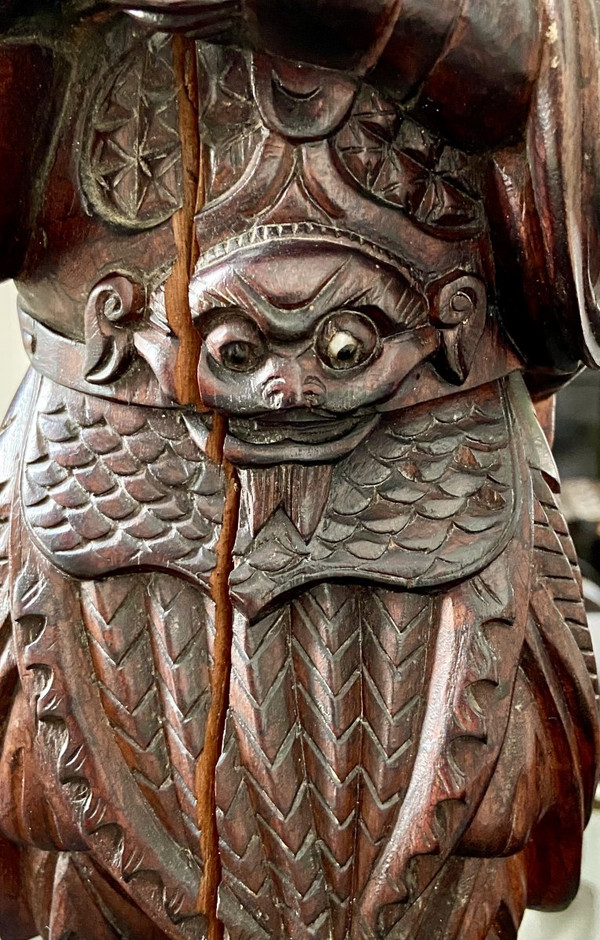Vietnam, circa 1900, Statua di personaggio di alto rango scolpita in legno.