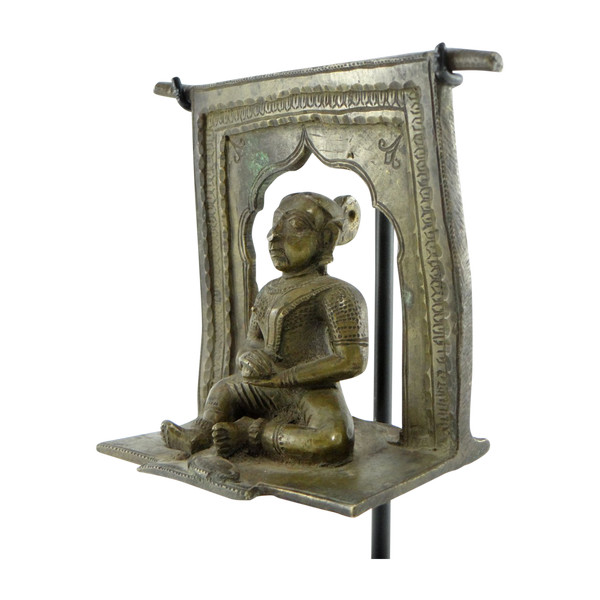 Inde, XIXème Siècle, Petit Autel Hindouiste En Bronze Représentant Une Divinité.