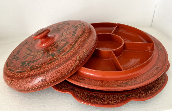 Birma, 1950/1960er Jahre, Gedecktes Display Auf Lack-Tablett.