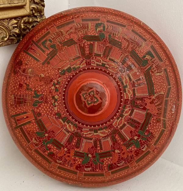 Birma, 1950/1960er Jahre, Gedecktes Display Auf Lack-Tablett.