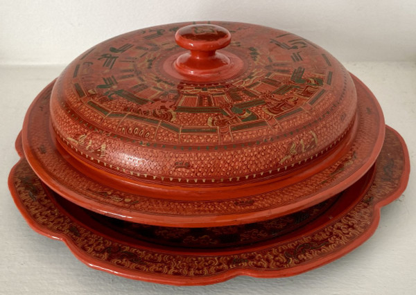 Birma, 1950/1960er Jahre, Gedecktes Display Auf Lack-Tablett.
