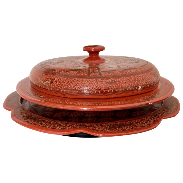 Birma, 1950/1960er Jahre, Gedecktes Display Auf Lack-Tablett.