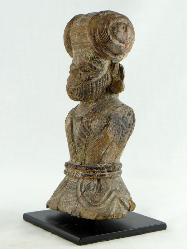 Inde, XVIIIème Siècle, Buste De Dignitaire En Bois Sculpté.