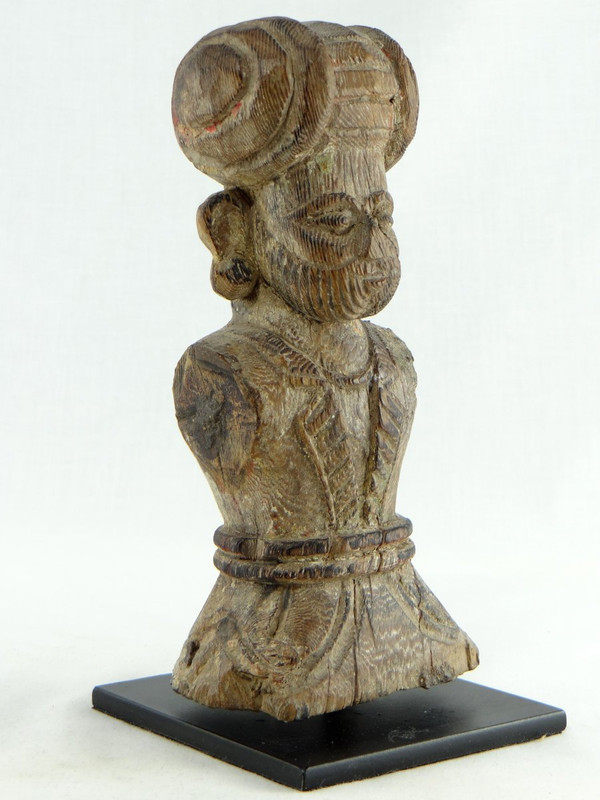 Inde, XVIIIème Siècle, Buste De Dignitaire En Bois Sculpté.
