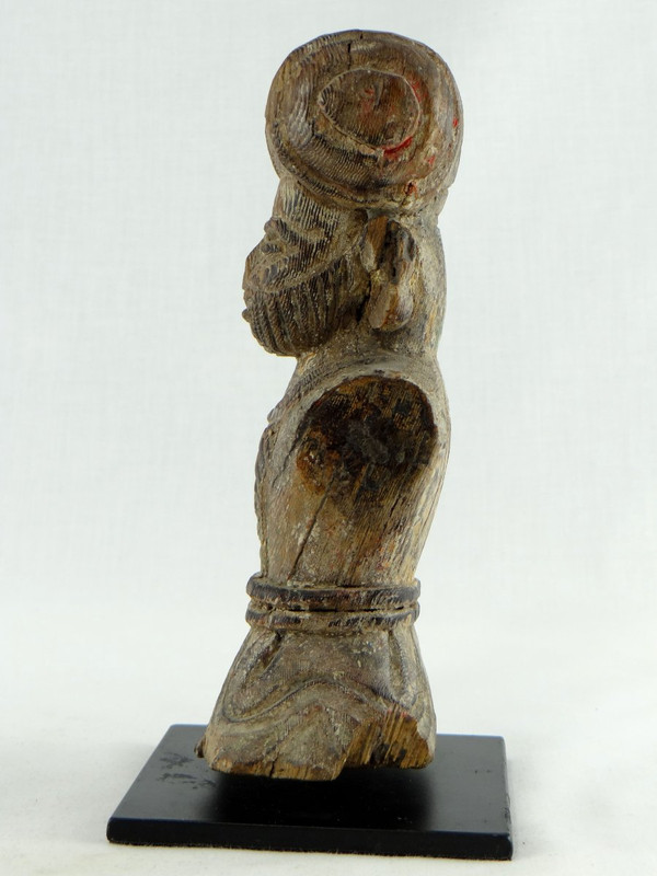 Inde, XVIIIème Siècle, Buste De Dignitaire En Bois Sculpté.