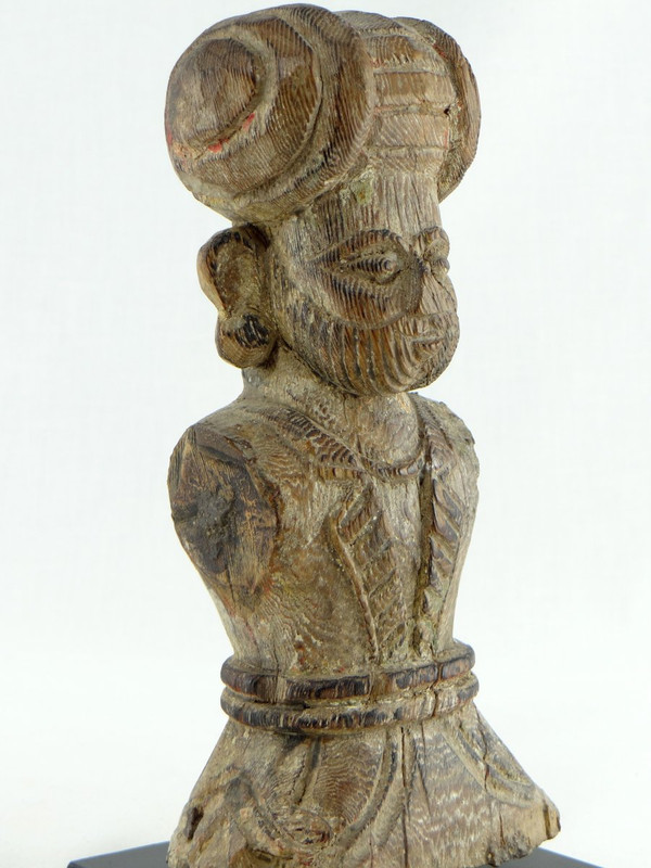Inde, XVIIIème Siècle, Buste De Dignitaire En Bois Sculpté.
