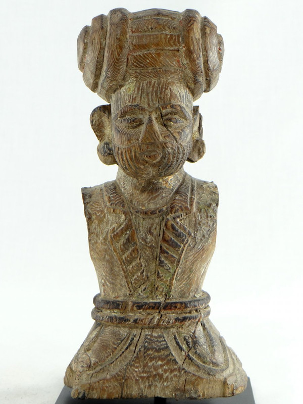 Inde, XVIIIème Siècle, Buste De Dignitaire En Bois Sculpté.