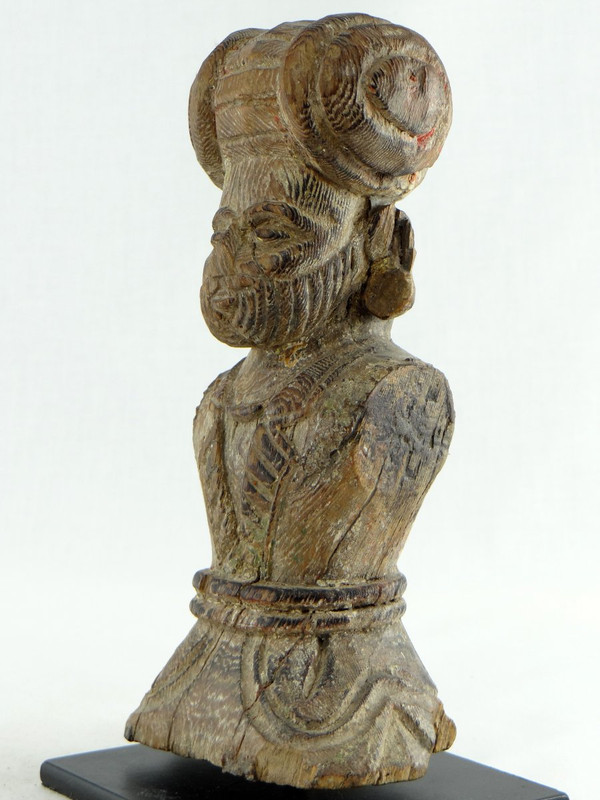 Inde, XVIIIème Siècle, Buste De Dignitaire En Bois Sculpté.