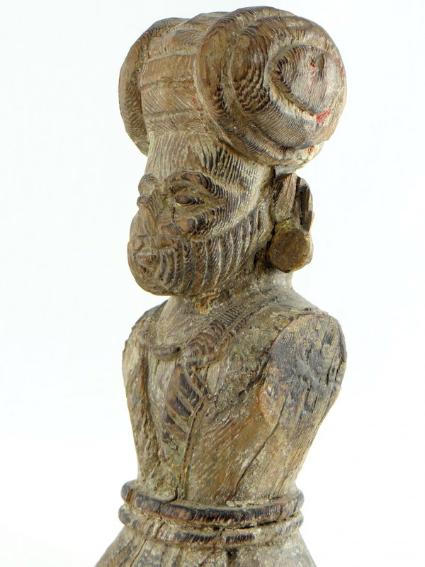 Inde, XVIIIème Siècle, Buste De Dignitaire En Bois Sculpté.