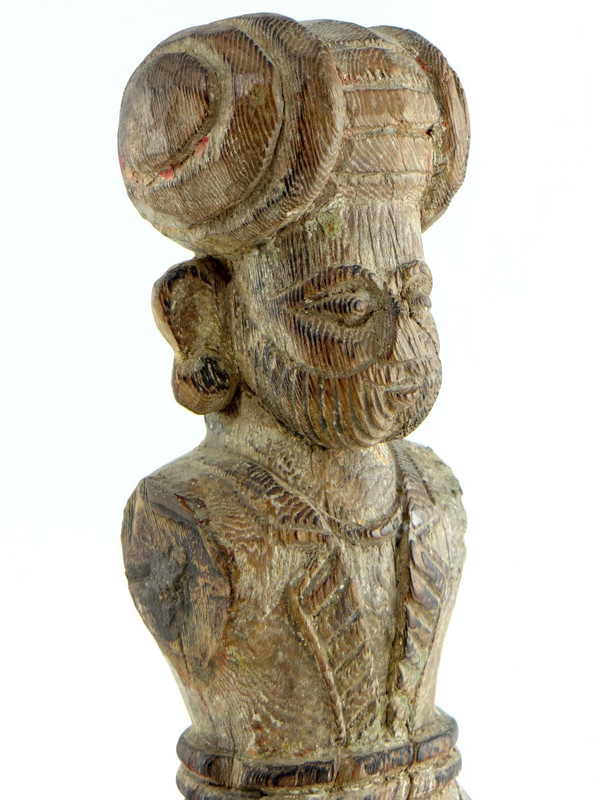Inde, XVIIIème Siècle, Buste De Dignitaire En Bois Sculpté.