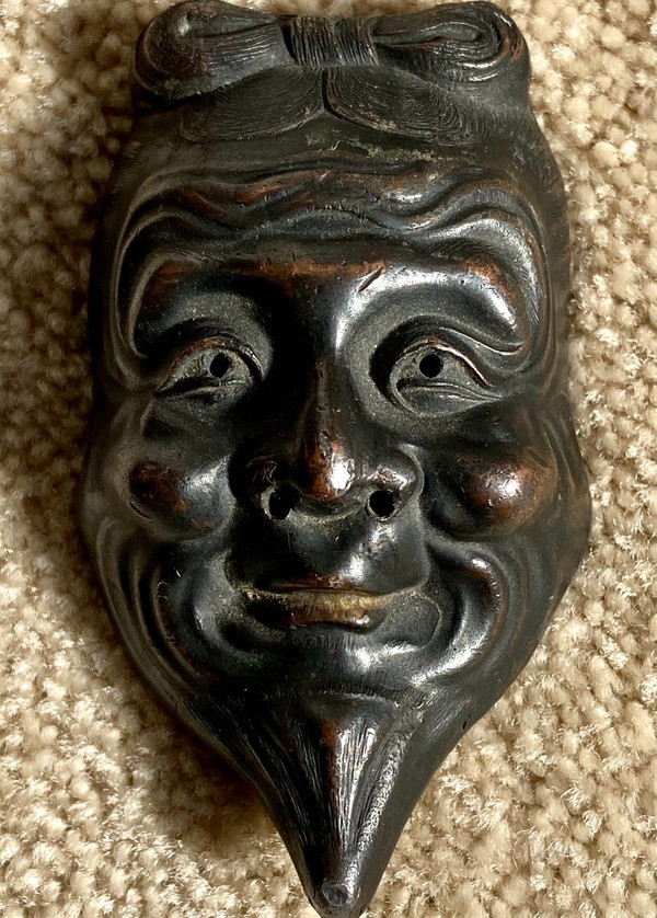 Giappone, 1900 circa, epoca Meiji, Miniatura della maschera del teatro Noh En Shibuichi.